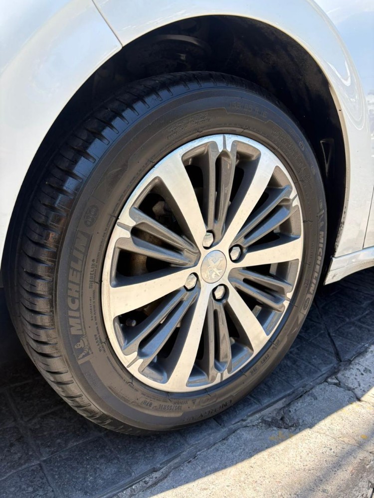 Peugeot 208 Feline — foto 16